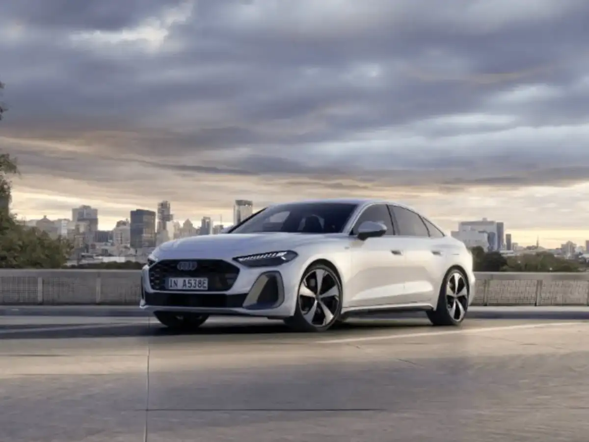 アウディ Audi Unveils A5 Plug In Hybrid Sedan with Over 100 Kilometers of